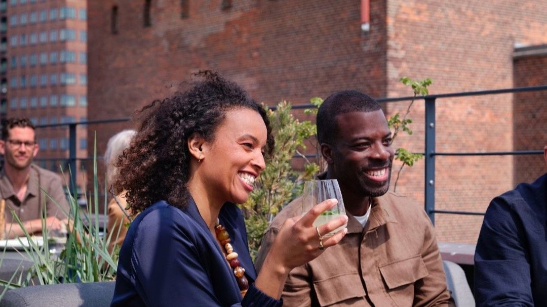 Oticon Zeal in Gesellschaft